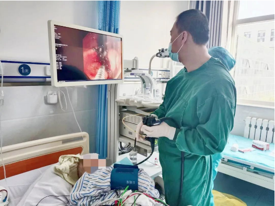 男子消化道活动性出血，休克血压， 内镜中心床旁镜下成功止血使他转危为安